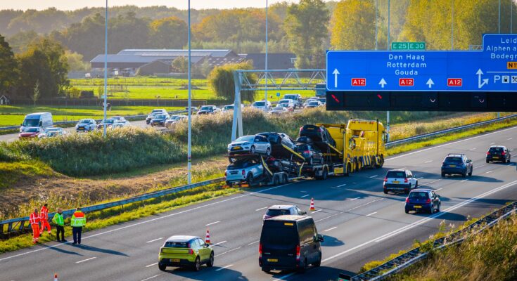 Grote file op de A12 Bodegraven door vrachtwagen in de middenberm